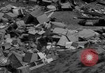 Standbild Menschen Suche durch dump Deutschland, 1946, aus Sekunde 15 historischem Filmmaterial Videoclip 65675056082