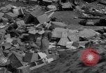Standbild Menschen Suche durch dump Deutschland, 1946, aus Sekunde 16 historischem Filmmaterial Videoclip 65675056082
