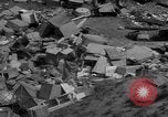Standbild Menschen Suche durch dump Deutschland, 1946, aus Sekunde 17 historischem Filmmaterial Videoclip 65675056082
