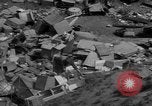 Standbild Menschen Suche durch dump Deutschland, 1946, aus Sekunde 18 historischem Filmmaterial Videoclip 65675056082