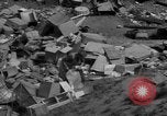 Standbild Menschen Suche durch dump Deutschland, 1946, aus Sekunde 19 historischem Filmmaterial Videoclip 65675056082
