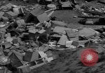 Standbild Menschen Suche durch dump Deutschland, 1946, aus Sekunde 21 historischem Filmmaterial Videoclip 65675056082