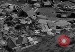 Standbild Menschen Suche durch dump Deutschland, 1946, aus Sekunde 22 historischem Filmmaterial Videoclip 65675056082