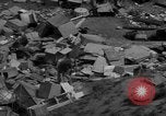 Standbild Menschen Suche durch dump Deutschland, 1946, aus Sekunde 23 historischem Filmmaterial Videoclip 65675056082