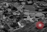 Standbild Menschen Suche durch dump Deutschland, 1946, aus Sekunde 24 historischem Filmmaterial Videoclip 65675056082