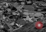 Standbild Menschen Suche durch dump Deutschland, 1946, aus Sekunde 25 historischem Filmmaterial Videoclip 65675056082