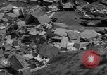 Standbild Menschen Suche durch dump Deutschland, 1946, aus Sekunde 26 historischem Filmmaterial Videoclip 65675056082