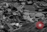 Standbild Menschen Suche durch dump Deutschland, 1946, aus Sekunde 27 historischem Filmmaterial Videoclip 65675056082