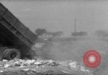 Standbild Menschen Suche durch dump Deutschland, 1946, aus Sekunde 28 historischem Filmmaterial Videoclip 65675056082