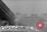 Standbild Menschen Suche durch dump Deutschland, 1946, aus Sekunde 29 historischem Filmmaterial Videoclip 65675056082