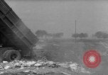 Standbild Menschen Suche durch dump Deutschland, 1946, aus Sekunde 30 historischem Filmmaterial Videoclip 65675056082