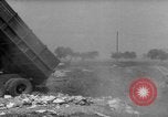 Standbild Menschen Suche durch dump Deutschland, 1946, aus Sekunde 31 historischem Filmmaterial Videoclip 65675056082