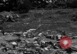 Standbild Menschen Suche durch dump Deutschland, 1946, aus Sekunde 35 historischem Filmmaterial Videoclip 65675056082