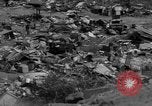 Standbild Menschen Suche durch dump Deutschland, 1946, aus Sekunde 37 historischem Filmmaterial Videoclip 65675056082