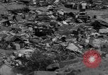 Standbild Menschen Suche durch dump Deutschland, 1946, aus Sekunde 38 historischem Filmmaterial Videoclip 65675056082