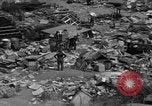 Standbild Menschen Suche durch dump Deutschland, 1946, aus Sekunde 39 historischem Filmmaterial Videoclip 65675056082
