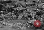 Standbild Menschen Suche durch dump Deutschland, 1946, aus Sekunde 40 historischem Filmmaterial Videoclip 65675056082
