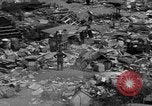 Standbild Menschen Suche durch dump Deutschland, 1946, aus Sekunde 41 historischem Filmmaterial Videoclip 65675056082