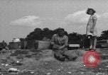 Standbild Menschen Suche durch dump Deutschland, 1946, aus Sekunde 42 historischem Filmmaterial Videoclip 65675056082