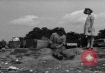 Standbild Menschen Suche durch dump Deutschland, 1946, aus Sekunde 43 historischem Filmmaterial Videoclip 65675056082