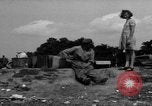 Standbild Menschen Suche durch dump Deutschland, 1946, aus Sekunde 44 historischem Filmmaterial Videoclip 65675056082