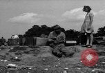 Standbild Menschen Suche durch dump Deutschland, 1946, aus Sekunde 45 historischem Filmmaterial Videoclip 65675056082