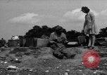 Standbild Menschen Suche durch dump Deutschland, 1946, aus Sekunde 46 historischem Filmmaterial Videoclip 65675056082