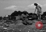 Standbild Menschen Suche durch dump Deutschland, 1946, aus Sekunde 47 historischem Filmmaterial Videoclip 65675056082