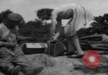 Standbild Menschen Suche durch dump Deutschland, 1946, aus Sekunde 49 historischem Filmmaterial Videoclip 65675056082