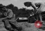 Standbild Menschen Suche durch dump Deutschland, 1946, aus Sekunde 51 historischem Filmmaterial Videoclip 65675056082