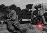 Standbild Menschen Suche durch dump Deutschland, 1946, aus Sekunde 52 historischem Filmmaterial Videoclip 65675056082