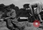 Standbild Menschen Suche durch dump Deutschland, 1946, aus Sekunde 53 historischem Filmmaterial Videoclip 65675056082