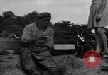 Standbild Menschen Suche durch dump Deutschland, 1946, aus Sekunde 55 historischem Filmmaterial Videoclip 65675056082