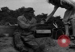 Standbild Menschen Suche durch dump Deutschland, 1946, aus Sekunde 56 historischem Filmmaterial Videoclip 65675056082
