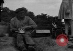 Standbild Menschen Suche durch dump Deutschland, 1946, aus Sekunde 57 historischem Filmmaterial Videoclip 65675056082