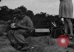 Standbild Menschen Suche durch dump Deutschland, 1946, aus Sekunde 58 historischem Filmmaterial Videoclip 65675056082