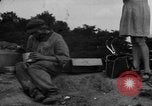 Standbild Menschen Suche durch dump Deutschland, 1946, aus Sekunde 59 historischem Filmmaterial Videoclip 65675056082