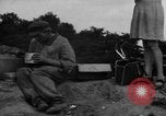 Standbild Menschen Suche durch dump Deutschland, 1946, aus Sekunde 60 historischem Filmmaterial Videoclip 65675056082