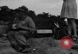 Standbild Menschen Suche durch dump Deutschland, 1946, aus Sekunde 61 historischem Filmmaterial Videoclip 65675056082