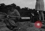 Standbild Menschen Suche durch dump Deutschland, 1946, aus Sekunde 62 historischem Filmmaterial Videoclip 65675056082