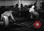 Standbild Bäckerei Mannheim Deutschland, 1946, aus Sekunde 27 historischem Filmmaterial Videoclip 65675056089
