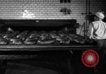 Standbild Bäckerei Mannheim Deutschland, 1946, aus Sekunde 48 historischem Filmmaterial Videoclip 65675056089