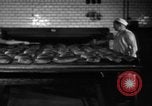 Standbild Bäckerei Mannheim Deutschland, 1946, aus Sekunde 53 historischem Filmmaterial Videoclip 65675056089