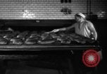 Standbild Bäckerei Mannheim Deutschland, 1946, aus Sekunde 54 historischem Filmmaterial Videoclip 65675056089