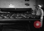 Standbild Bäckerei Mannheim Deutschland, 1946, aus Sekunde 55 historischem Filmmaterial Videoclip 65675056089