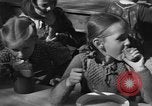 Standbild Schule Kinder Wien Österreich, 1945, aus Sekunde 26 historischem Filmmaterial Videoclip 65675056105