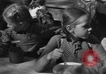 Standbild Schule Kinder Wien Österreich, 1945, aus Sekunde 30 historischem Filmmaterial Videoclip 65675056105