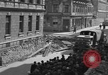 Standbild die britischen LKW Wien Österreich, 1945, aus Sekunde 8 historischem Filmmaterial Videoclip 65675056106