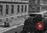 Standbild die britischen LKW Wien Österreich, 1945, aus Sekunde 12 historischem Filmmaterial Videoclip 65675056106