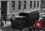 Standbild die britischen LKW Wien Österreich, 1945, aus Sekunde 16 historischem Filmmaterial Videoclip 65675056106